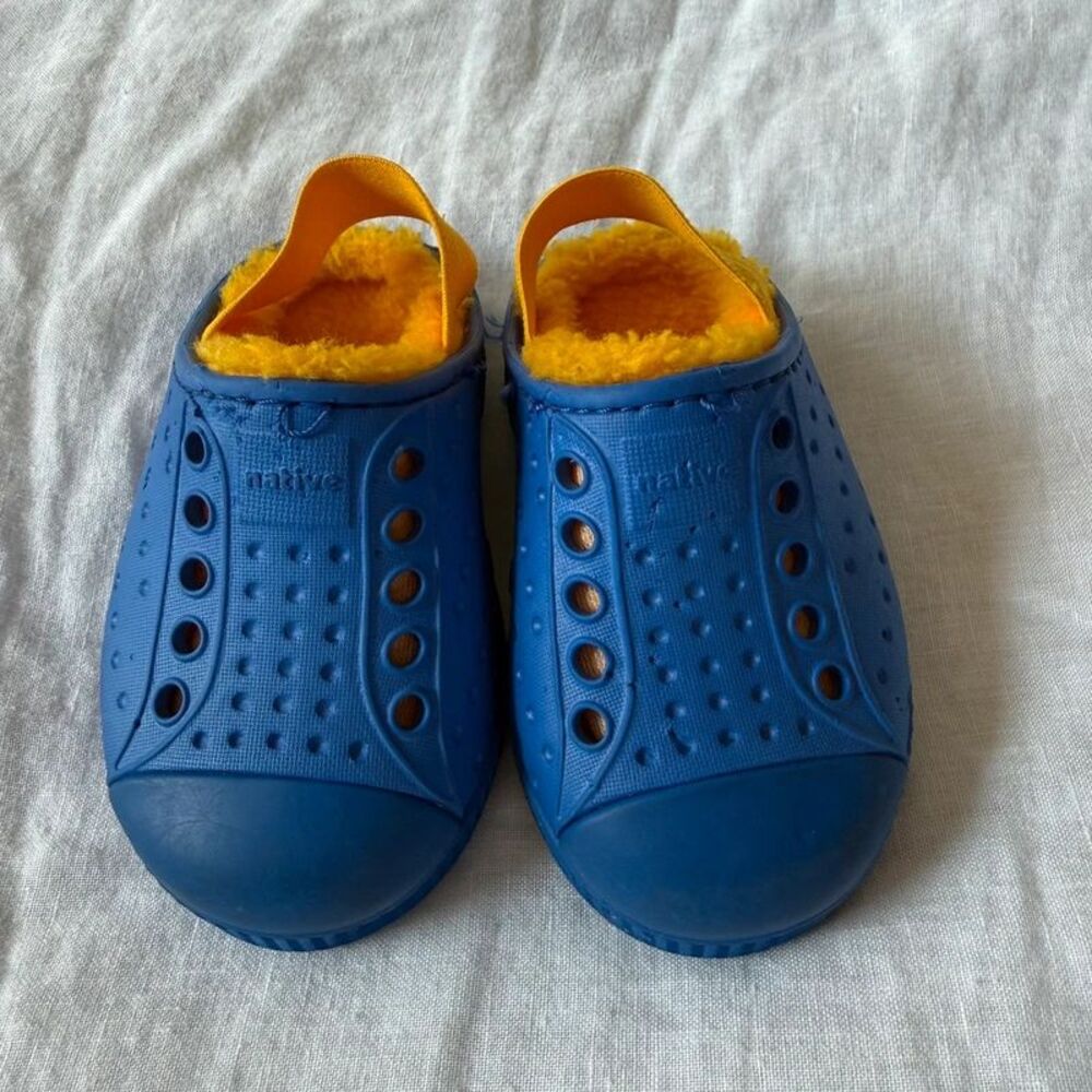 Native’s Fuzzy Slide-Ons with Strap Blue Yellow Size c4